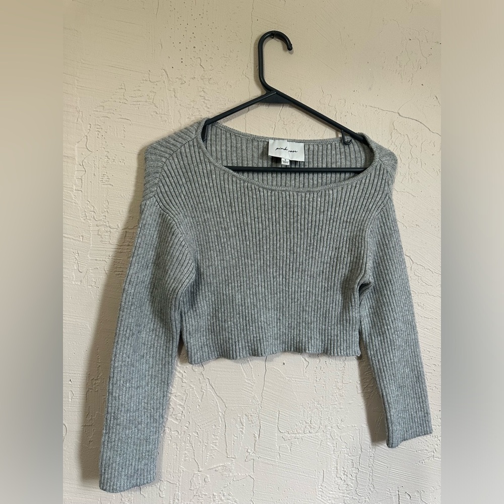 ❤️‍🔥2/$20❤️‍🔥 Pink Rose Size Small Long Sleeve Cropped Gray Sweater